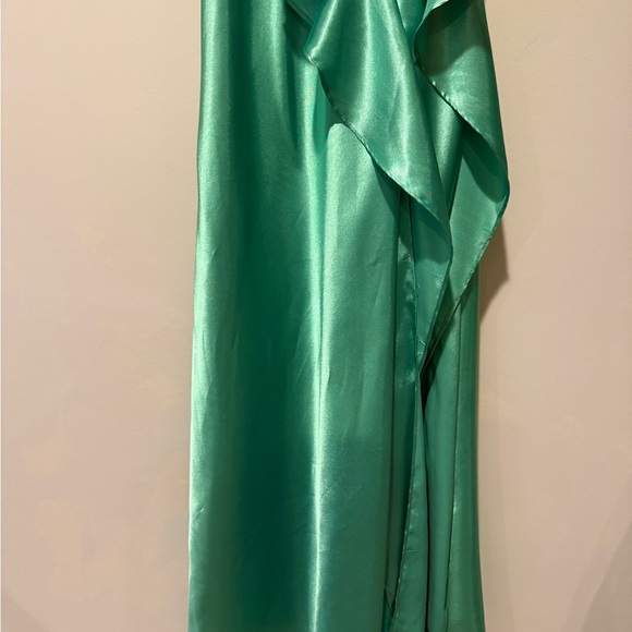 Betsy & Adam Elegant Green Evening Dress - Picture 4 of 7
